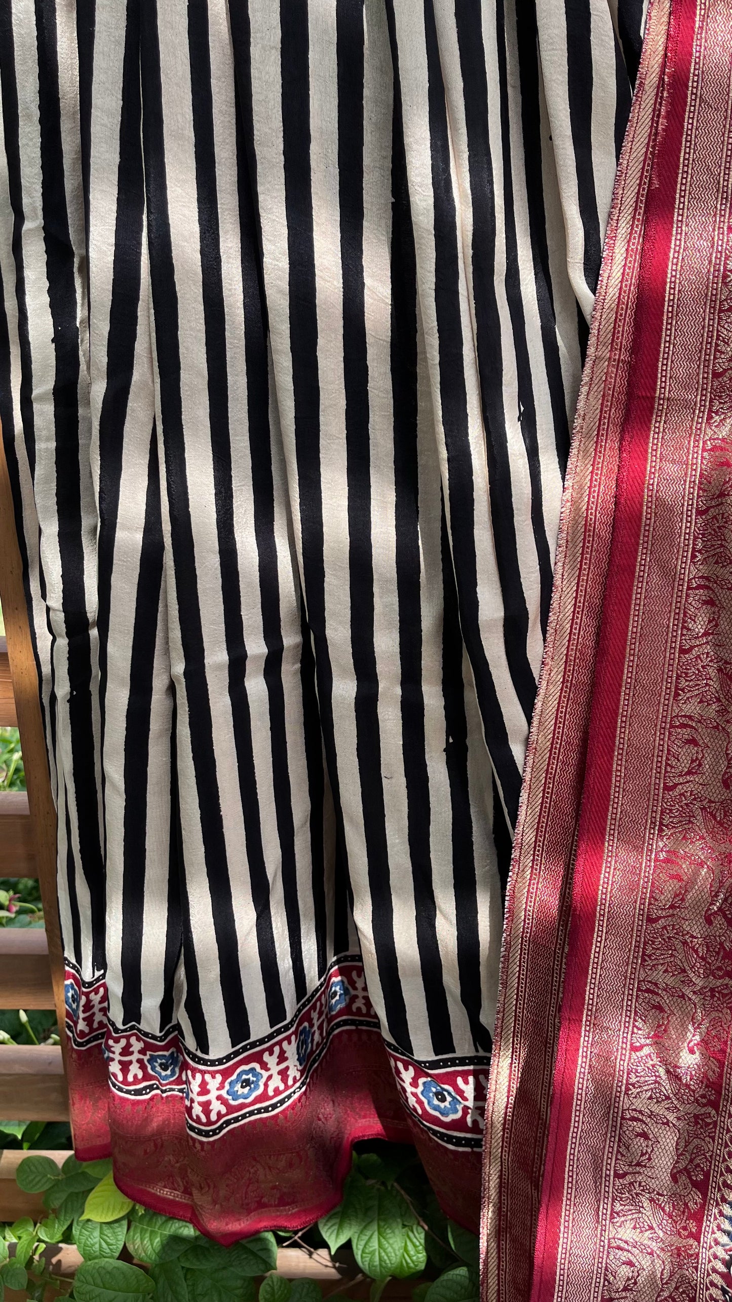 Viral Kaali Dhaari Motif Ajrakh Hand Block Dola Silk Saree with Zari Pallu (With Blouse)