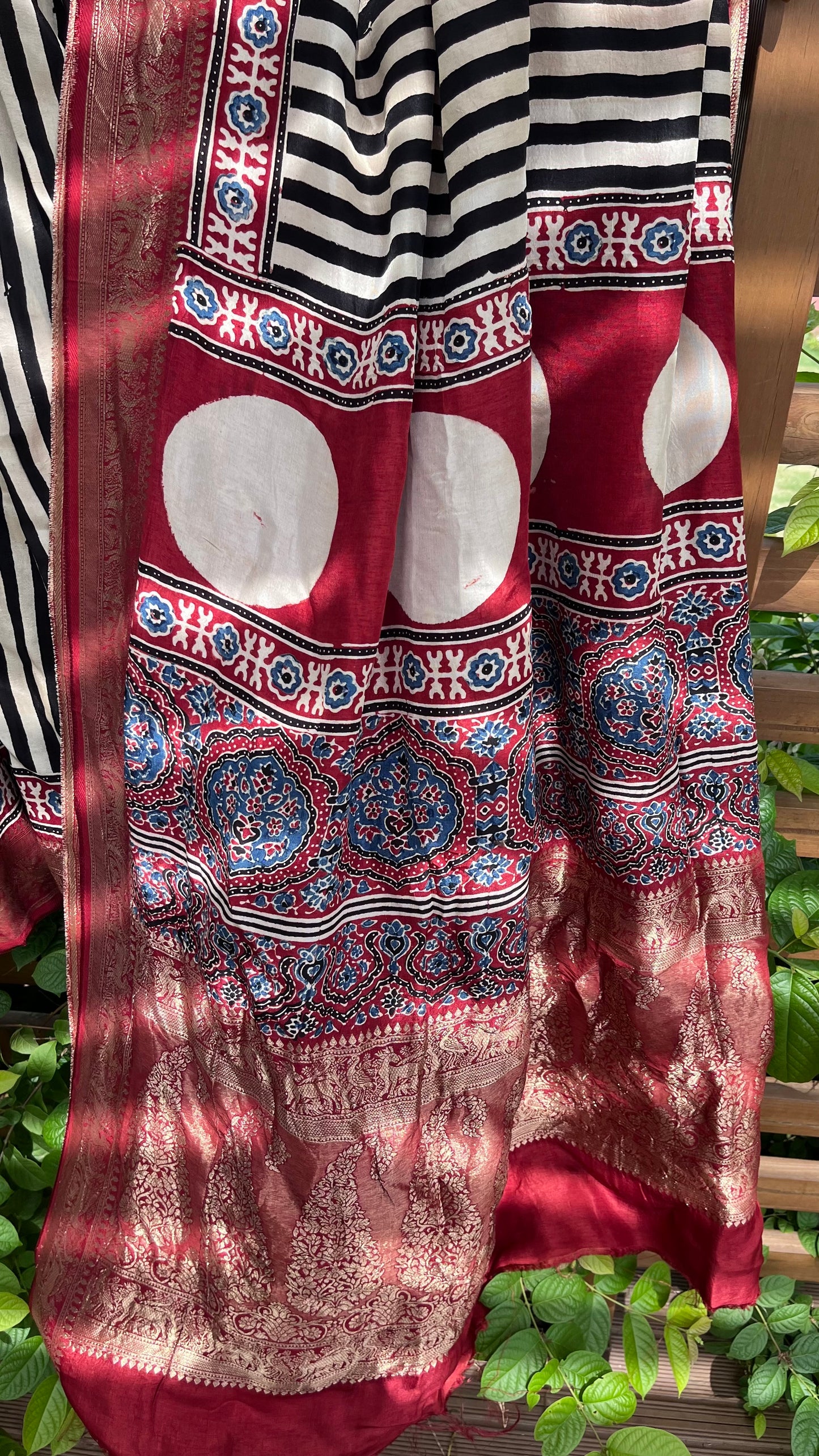 Viral Kaali Dhaari Motif Ajrakh Hand Block Dola Silk Saree with Zari Pallu (With Blouse)