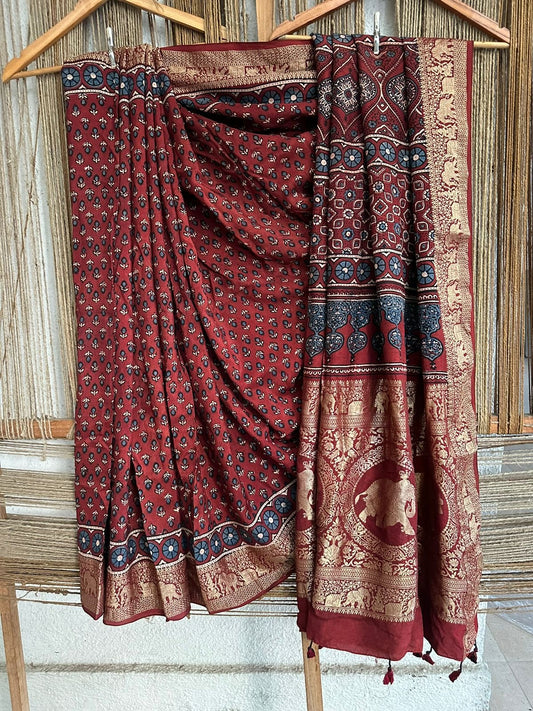 Maroon Small Booti Dola Silk Zari Pallu Saree With Blouse