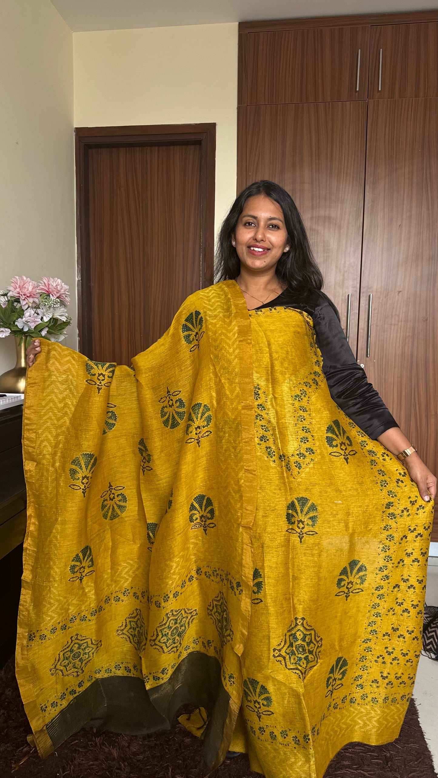 Mustad Haldi Floral Motif Yoke HandBlocked Ajrakh Silk Linen Suit-2 pc