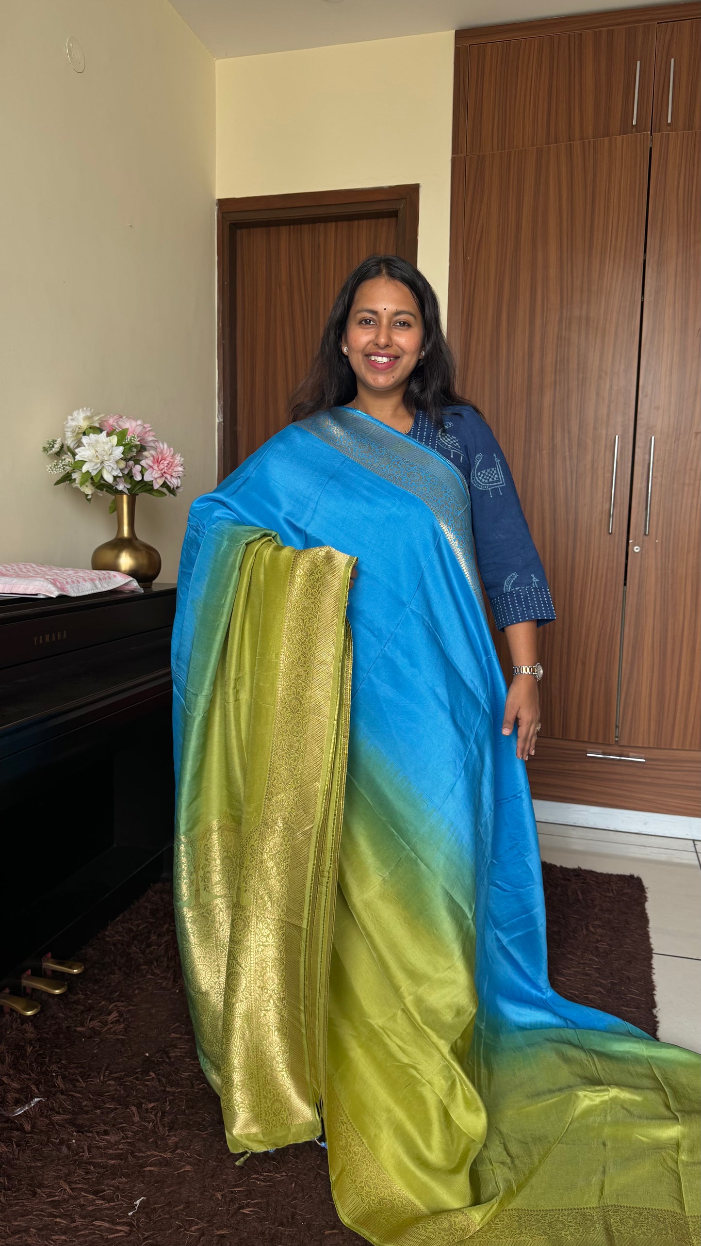 Green & Blue Dual Shade Dola Silk Saree with Zari Border and Pallu (With Blouse)