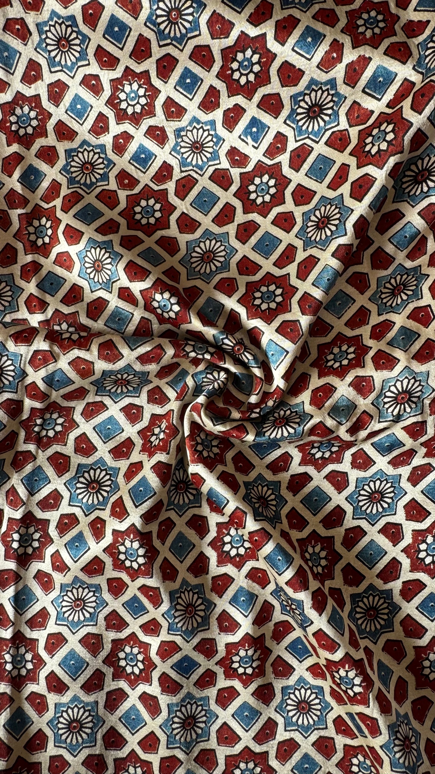 Off White Base Symmetrical Flower Motif Mashru Silk Blouse Piece