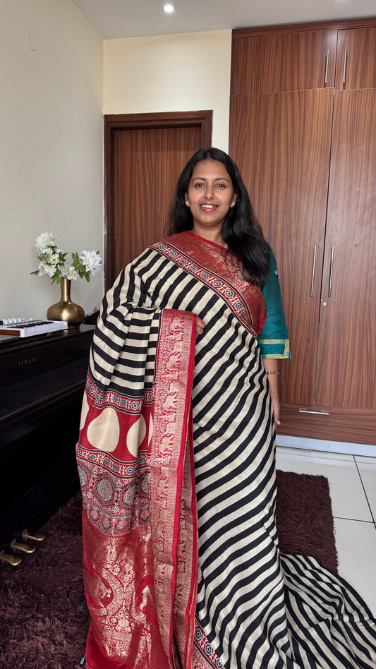 Viral Kaali Dhaari Motif Ajrakh Hand Block Dola Silk Saree with Zari Pallu (With Blouse)