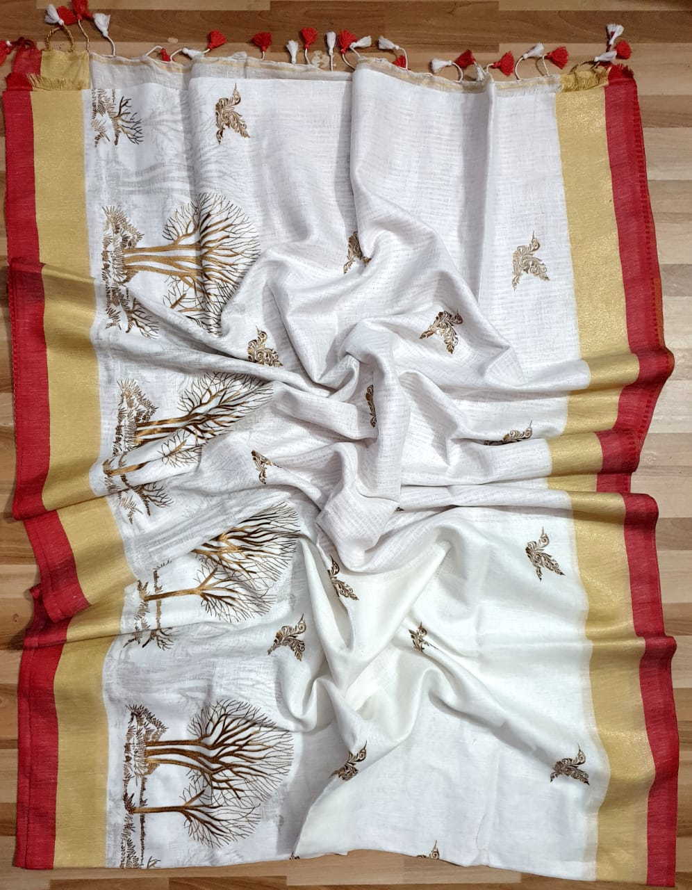 Jungle Life Linen Saree with Embroidered Motifs