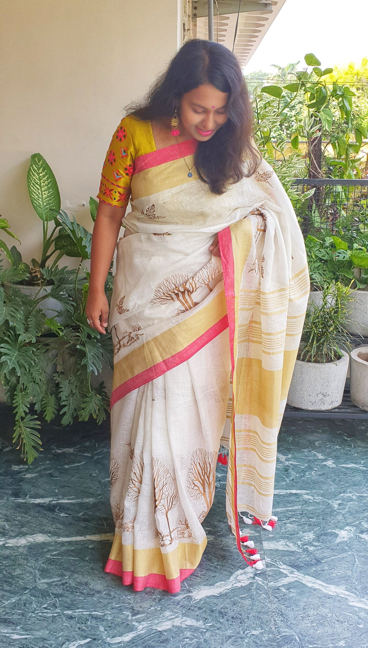 Jungle Life Linen Saree with Embroidered Motifs