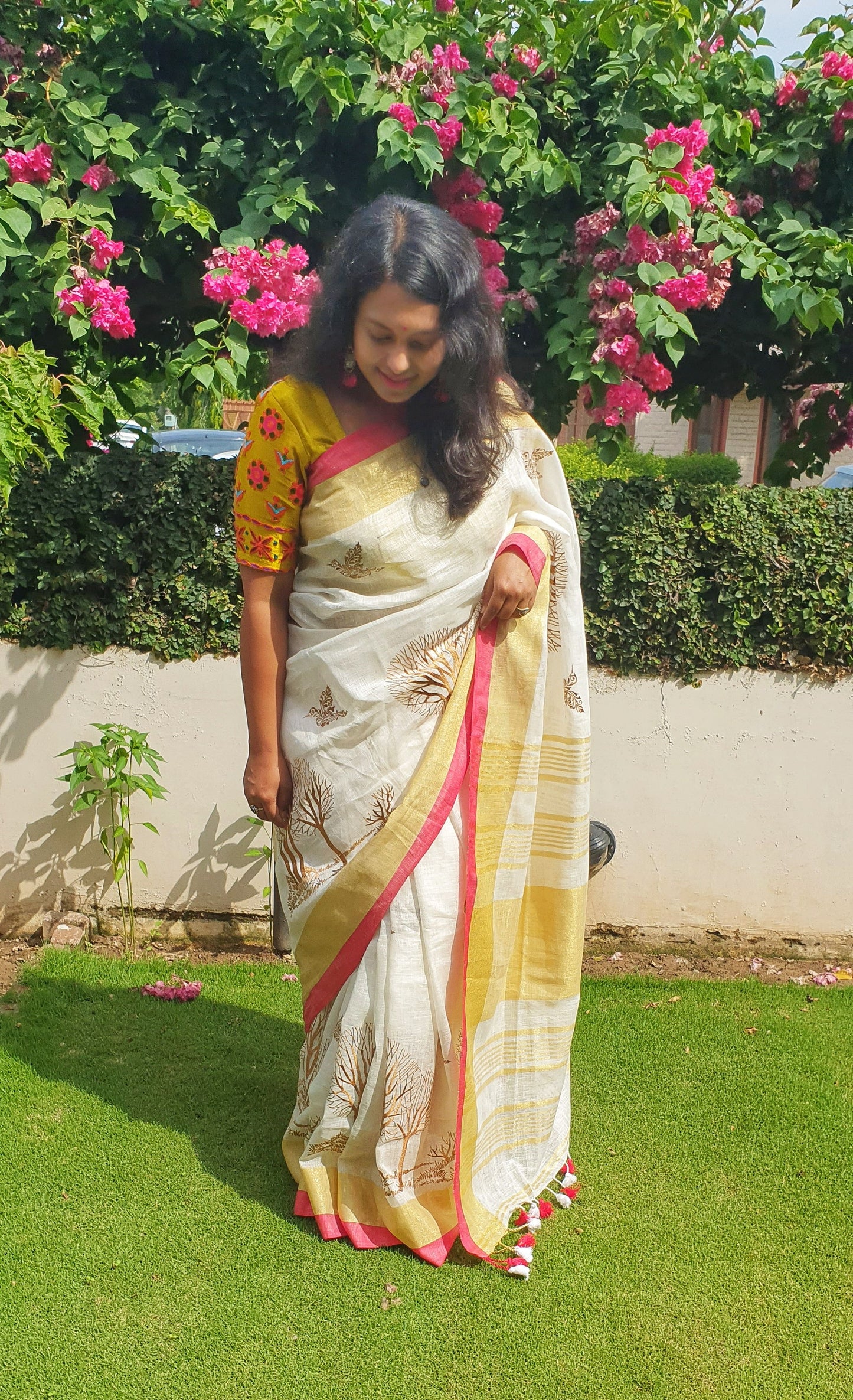 Jungle Life Linen Saree with Embroidered Motifs
